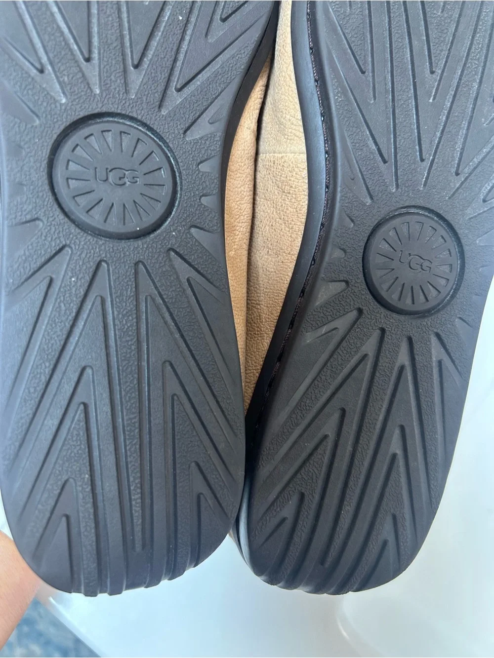 UGG KARSON TS TAN LEATHER DRIVING MOCS. NWOB MENS SiZE 7